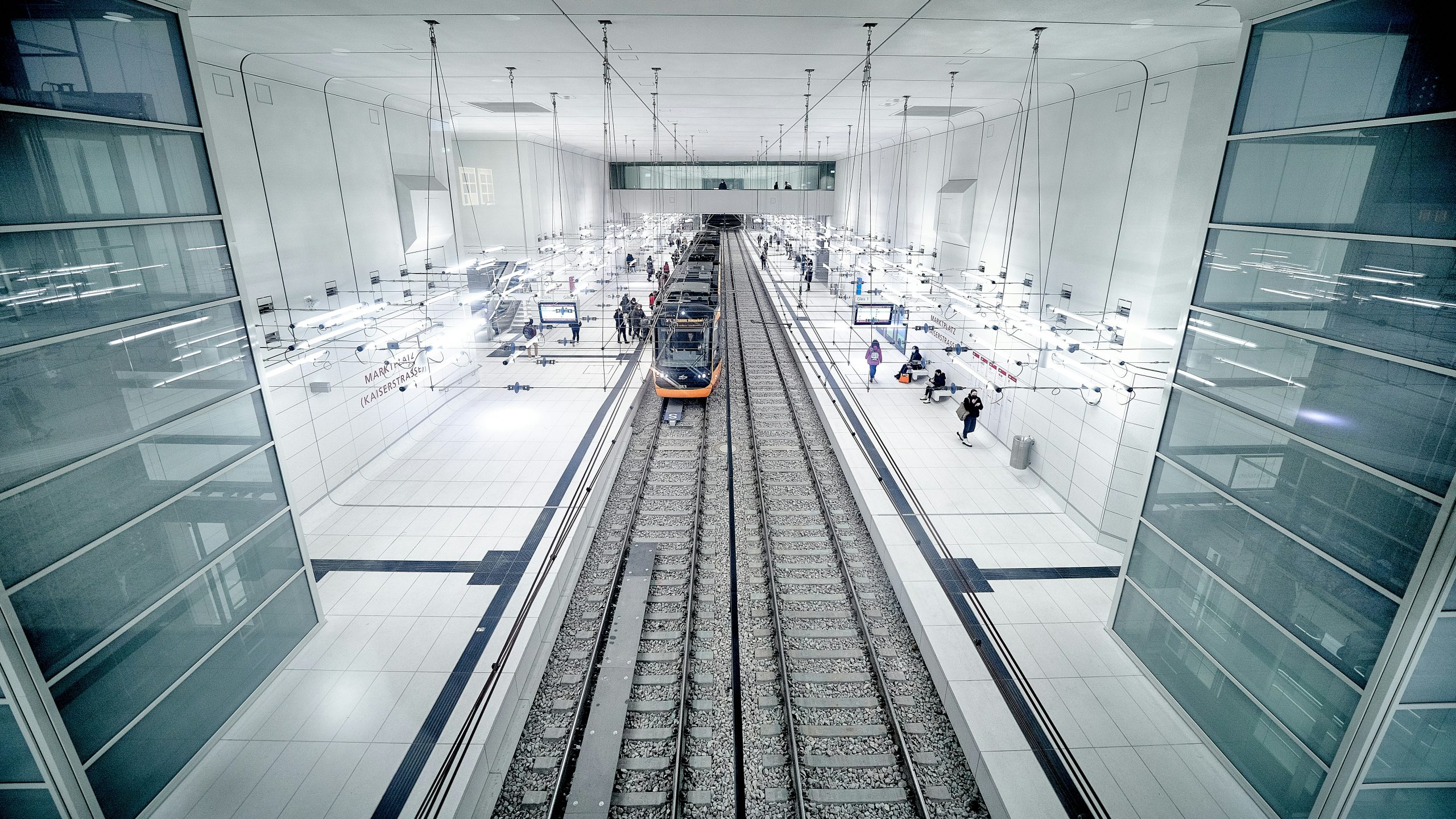 Ein einfahrender Zug in die Haltestelle Marktplatz der Kombilösung